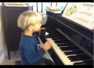 Video: Timmi spielt jetzt auf den weißen Tasten!
