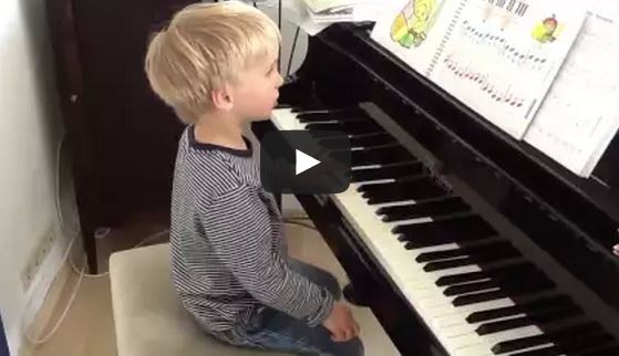 Der Kleine stellt die "Klavierzwerge 2" vor und spielt "Der Ritter"